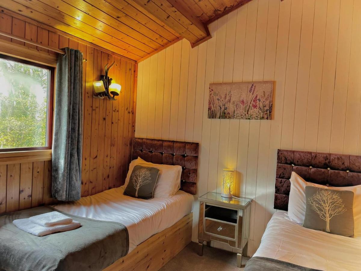 The Squirrel Lodge - Hot Tub - Pet Friendly - Pembrokeshire-Tenby Кармартен Экстерьер фото