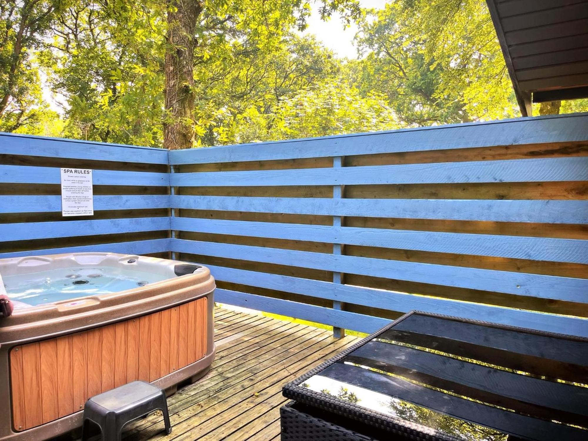 The Squirrel Lodge - Hot Tub - Pet Friendly - Pembrokeshire-Tenby Кармартен Экстерьер фото